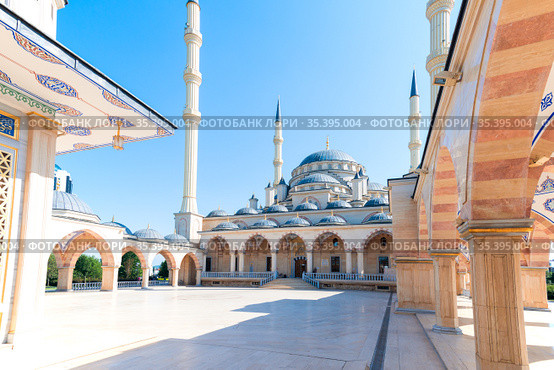 The Akhmad Kadyrov Mosque in Grozny - Chechnya, Russia (2018 год). Стоковое фото, фотограф Константин Лабунский / Фотобанк Лори