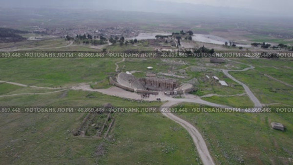 the ancient city of Hierapolis. This is an ancient city near Pamukkale. drone. Стоковое видео, видеограф German Zvyagin / Фотобанк Лори