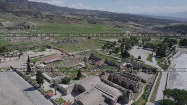 the ancient city of Hierapolis. This is an ancient city near Pamukkale. drone. Стоковое видео, видеограф German Zvyagin / Фотобанк Лори