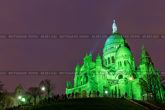 The Basilica of Sacre Coeur in Montmartre, Paris at night. Стоковое фото, агентство Ingram Publishing / Фотобанк Лори