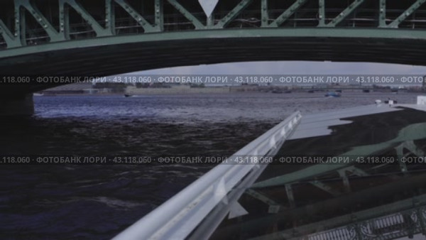 The boat passes under the Troitskiy Bridge on the Neva River in St. Petersburg. Russia. St. Petersburg. 05/08/2024. Редакционное видео, видеограф Ярославский Максим / Фотобанк Лори