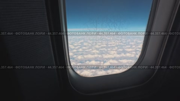 The camera moves away from the porthole during the flight and opens the darkness of the cabin. Стоковое видео, видеограф Ярославский Максим / Фотобанк Лори