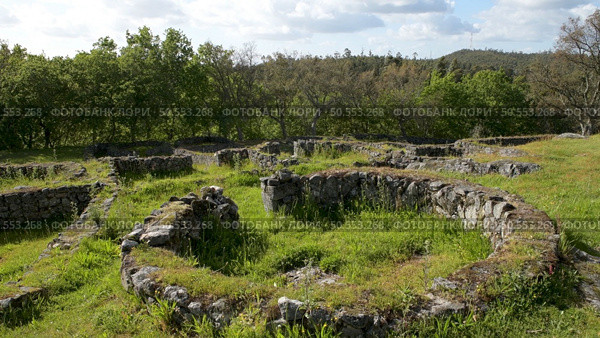 The Castro de Romariz is a fortified settlement dating from the 5th century BC, with occupancy levels up to the first century AD. Romariz - Santa Maria da Feira, Portugal. Стоковое фото, агентство Ingram Publishing / Фотобанк Лори