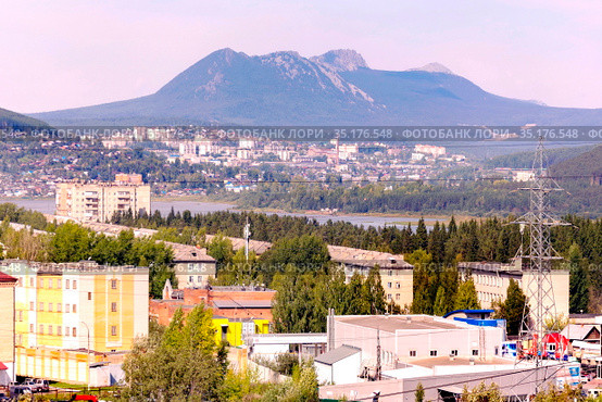 the city of Zlatoust in the Chelyabinsk region against the background of the Taganay national park on a summer sunny day. Стоковое фото, фотограф Акиньшин Владимир / Фотобанк Лори