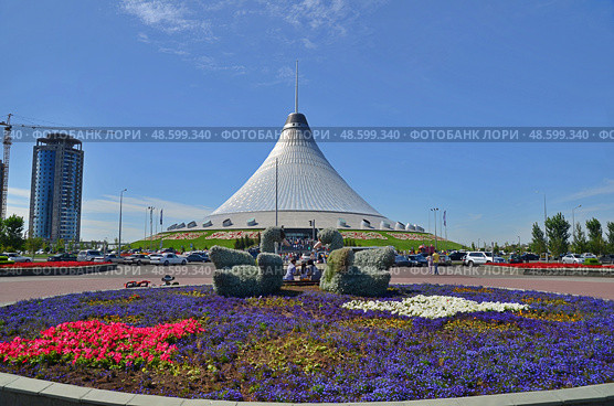 The construction of modern buildings in Astana, Kazakhstan (2011 год). Редакционное фото, фотограф Александр Карпенко / Фотобанк Лори