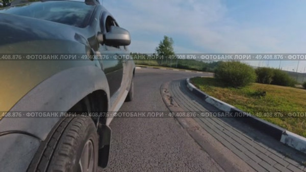 The crossover drives through a roundabout and onto a straight road. Стоковое видео, видеограф Ярославский Максим / Фотобанк Лори