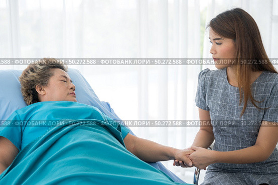 The daughter visits the grandmother who is sick in the hospital. Стоковое фото, агентство Ingram Publishing / Фотобанк Лори