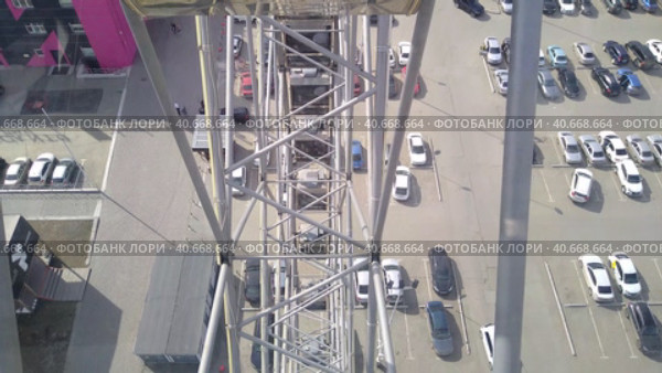 The design of the damn wheel on top in the amusement park. Стоковое видео, видеограф Variyy / Фотобанк Лори