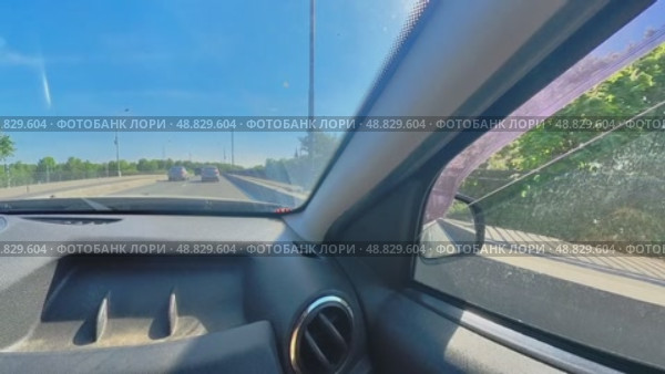 The driver controls the car while driving through the city streets. The camera is 360 degrees. Russia. Moscow 05.25.2025. Стоковое видео, видеограф Ярославский Максим / Фотобанк Лори
