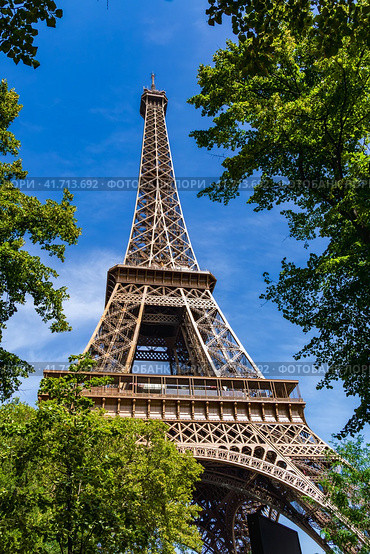 The Eiffel Tower against the background of the Parisian sky (2023 год). Стоковое фото, фотограф Артем Лукин / Фотобанк Лори