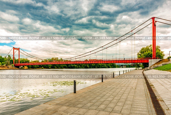The embankment of the Sura River in the city of Penza with a view of the suspension bridge across the river. Стоковое фото, фотограф Владимир Ушаров / Фотобанк Лори