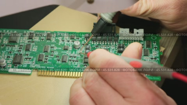 The Engineer Technician testing the printed circuit board of an electronic device under a microscope. Electronic equipment repair shop. Стоковое видео, видеограф Мария Зубарева / Фотобанк Лори