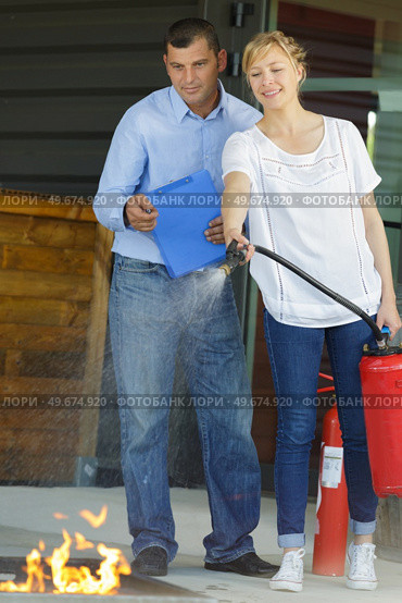 the fire extinguisher on fire drill training. Стоковое фото, агентство Ingram Publishing / Фотобанк Лори
