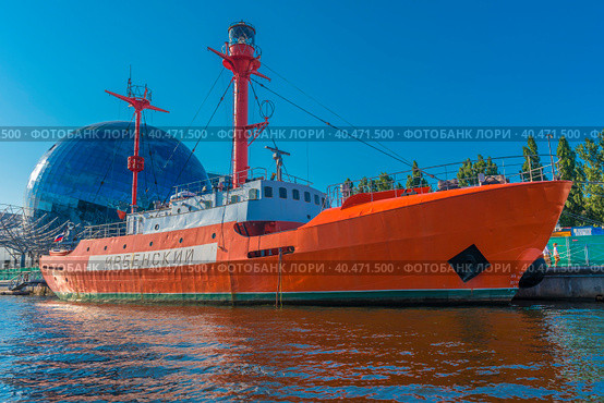 The floating ship "Irbensky" at dawn on the embankment of the historical fleet of the Museum of the World Ocean, Kaliningrad, Russia. Translation: "Irbensky". (2020 год). Редакционное фото, фотограф Анна Кривицкая / Фотобанк Лори