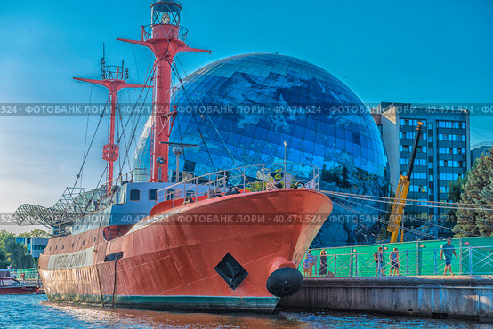 The floating ship "Irbensky" at dawn on the embankment of the historical fleet of the Museum of the World Ocean, Kaliningrad, Russia. Translation: "Irbensky". (2020 год). Редакционное фото, фотограф Анна Кривицкая / Фотобанк Лори