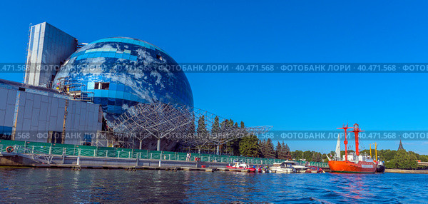 The floating ship "Irbensky" at dawn on the embankment of the historical fleet of the Museum of the World Ocean, Kaliningrad, Russia. Translation: "Irbensky". (2020 год). Редакционное фото, фотограф Анна Кривицкая / Фотобанк Лори