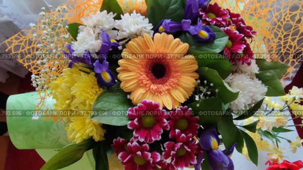 The flowers are gathered in a large bouquet. Стоковое видео, видеограф Лилия Фролова / Фотобанк Лори