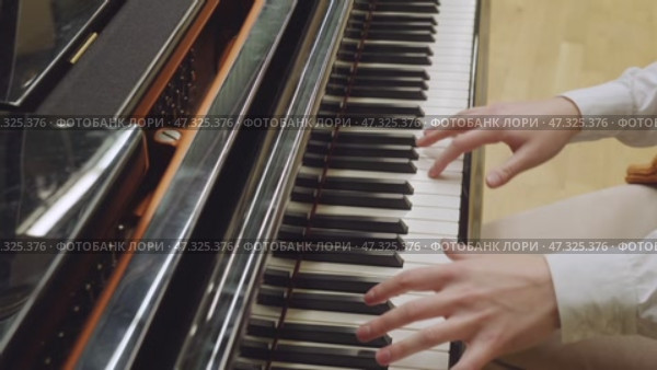 The girl plays the piano. Close-up keys. Стоковое видео, видеограф Mikhail Davidovich / Фотобанк Лори
