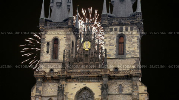 The gothic Church of Mother of God in front of Tyn in Old Town Square and holiday fireworks , Prague, Czech Republic (2017 год). Стоковое видео, видеограф Владимир Журавлев / Фотобанк Лори