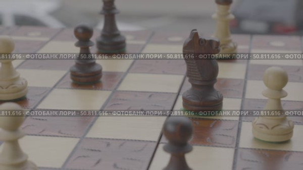 The hand of a person moving a knight chess piece on a board. Стоковое видео, видеограф Дмитрий Нечаев / Фотобанк Лори