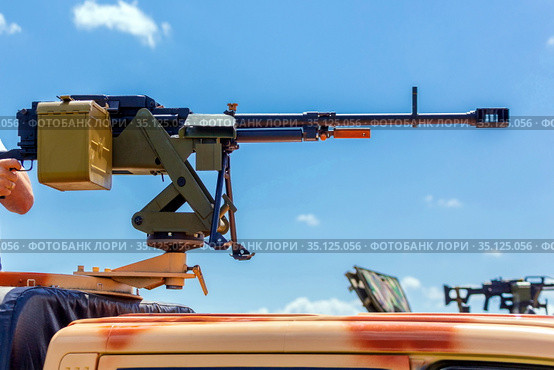 The hands of a soldier are holding a machine gun mounted on the roof of a car. Стоковое фото, фотограф Акиньшин Владимир / Фотобанк Лори
