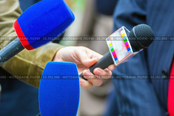 the hands of journalists hold microphones for an interview at a city festival in the park. Стоковое фото, фотограф Акиньшин Владимир / Фотобанк Лори