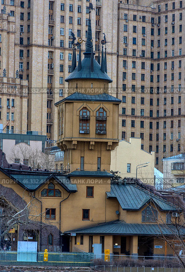 The House-Tower on Sparrow Hills in Moscow - a water tower located near the building of Moscow State University (MSU) (2019 год). Стоковое фото, фотограф Анна Кривицкая / Фотобанк Лори