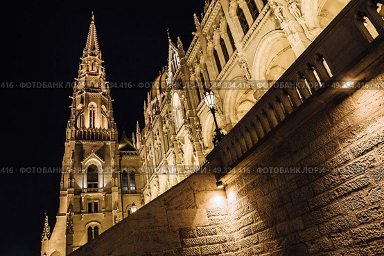 The Hungarian Parliament in Budapest on the Danube in the night lights of the street lamps. Стоковое фото, агентство Ingram Publishing / Фотобанк Лори