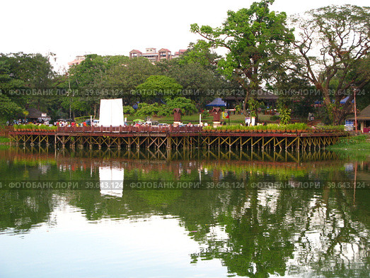 The lake in Yangon, Rangoon, Myanmar (2010 год). Стоковое фото, фотограф Сергей Стрелков / Фотобанк Лори