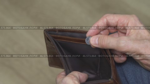 The last money. Man holding the last coins in his hands. Стоковое видео, видеограф Владимир Федоров / Фотобанк Лори