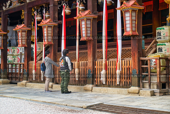 The main sanctuary (shaden) of Kitano Tenmangu shrine. Kyoto. Japan (2019 год). Редакционное фото, фотограф Сергей Пристяжнюк (Serg Zastavkin) / Фотобанк Лори