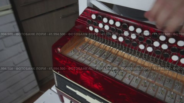 The man checks the compression of the butt button. Marks faulty valves by marker. Bayan repair and maintenance. Стоковое видео, видеограф Vadzim Yakubovich / Фотобанк Лори
