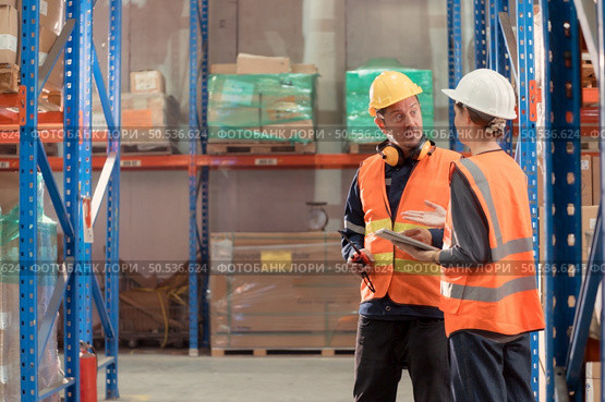 The Manager delivers the report to the foreman and jointly inspects the goods that need to be brought into the central warehouse. Before sending to each regional distribution center. Стоковое фото, агентство Ingram Publishing / Фотобанк Лори