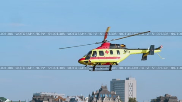 The medical helicopter performs rescue missions in urban areas, making sharp turns to reach the destination. Стоковое видео, видеограф Strunov David / Фотобанк Лори
