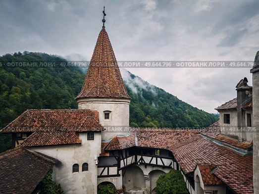 The medieval Bran fortress known as Dracula castle in Transylvania, Romania. Historical saxon style stronghold in the heart of Carpathian mountains. Стоковое фото, агентство Ingram Publishing / Фотобанк Лори