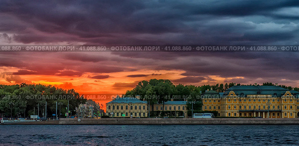 The Menshikov Palace, a Petrine Baroque edifice in Saint Petersburg, Russia, taken across Neva river (2018 год). Стоковое фото, фотограф Анна Кривицкая / Фотобанк Лори