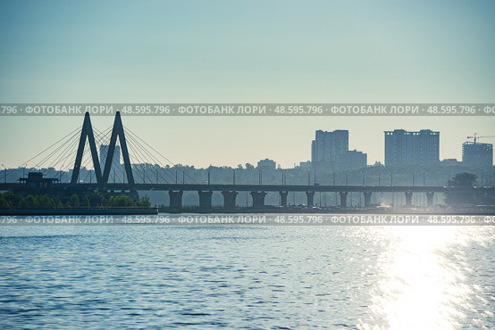 The Millennium Bridge over the Kazanka River early in the morning in the city of Kazan. Russia (2022 год). Стоковое фото, фотограф Константин Лабунский / Фотобанк Лори