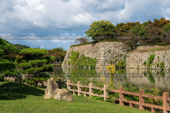 The Moat and ramparts around the Himeji Castle ("White Egret Castle" or "White Heron Castle") on a sunny autumn day, Himeji, Hyogo Prefecture, Japan. Стоковое фото, фотограф Ula Ulachka / Фотобанк Лори