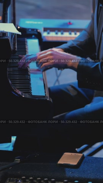 The musician's hands quickly press the keys of the piano. The pianist plays the instrument masterfully. A classical music concert. Close-up. Стоковое видео, видеограф Воловодов Владимир / Фотобанк Лори
