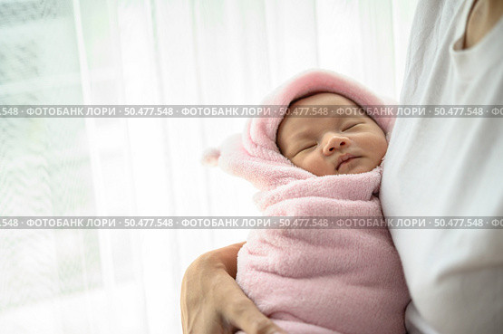 The newborn baby sleeping in the embrace of the mother. Стоковое фото, агентство Ingram Publishing / Фотобанк Лори