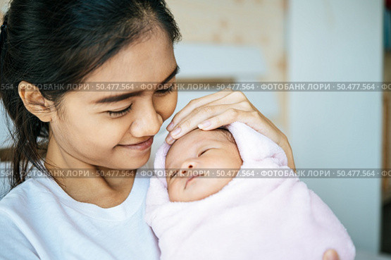 The newborn baby sleeping in the embrace of the mother. Стоковое фото, агентство Ingram Publishing / Фотобанк Лори