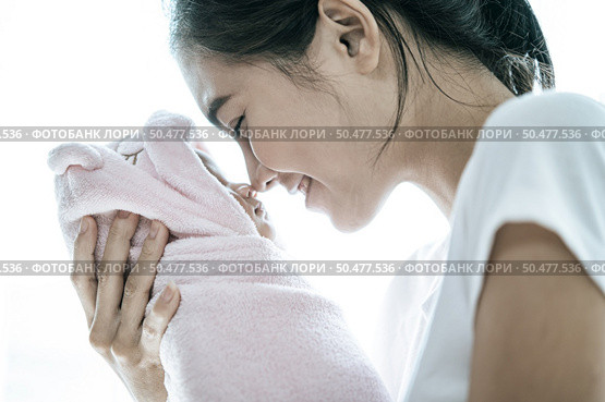 The newborn baby sleeping in the hands of the mother and the nose collided. Стоковое фото, агентство Ingram Publishing / Фотобанк Лори