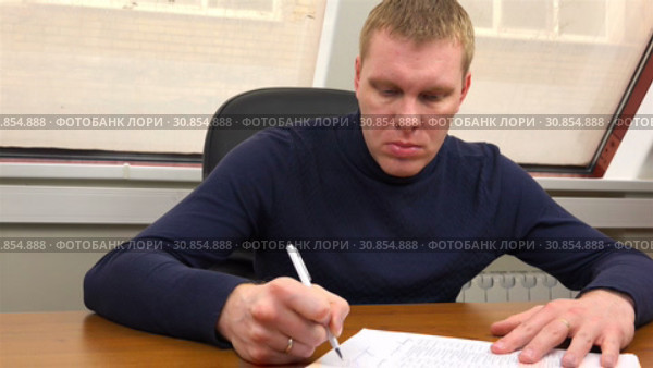 The office clerk writes the conclusion on paper and throws out the drafts. Стоковое видео, видеограф Aleksandr Sulimov / Фотобанк Лори
