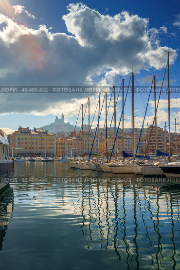 The Old Port Vieux Port of Marseille with Basilique Notre-Dame de la Garde blurred in the fog and the yauchts (2018 год). Стоковое фото, фотограф Сергей Богомяко / Фотобанк Лори