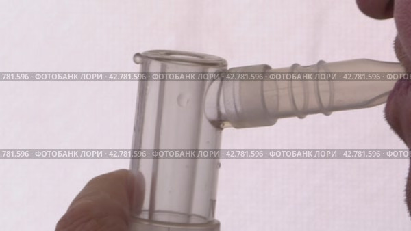 The person inhales through the nozzle of the inhaler . Стоковое видео, видеограф Андрей Шалари / Фотобанк Лори