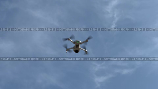 The pilot of the quadcopter controls the quadcopter. Стоковое видео, видеограф Igor Skripachev / Фотобанк Лори
