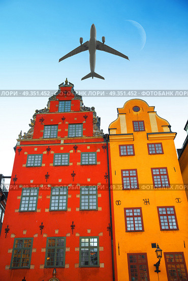 the plane flies low over the Stortorget place in Gamla stan, Stockholm Sweden.. Stortorget place in Gamla stan. Стоковое фото, агентство Ingram Publishing / Фотобанк Лори