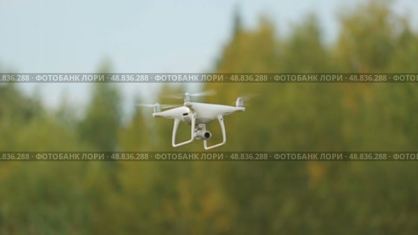 the quadcopter is shooting. Стоковое видео, видеограф Алексей Сергеев / Фотобанк Лори