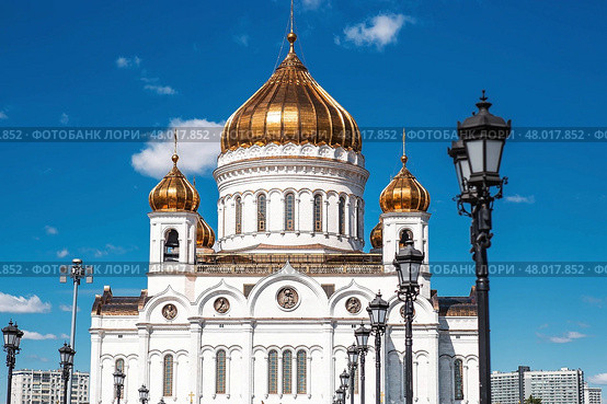 The Russian Orthodox Cathedral. Cathedral of Christ the Savior in Moscow on a sunny day. Russian Federation, Moscow, April 28, 2025.. Стоковое фото, фотограф Photojuli / Фотобанк Лори