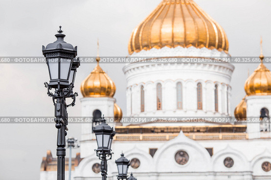 The Russian Orthodox Cathedral is the Cathedral of Christ the Savior in Moscow on a spring day. Russian Federation, Moscow. (2023 год). Редакционное фото, фотограф Photojuli / Фотобанк Лори